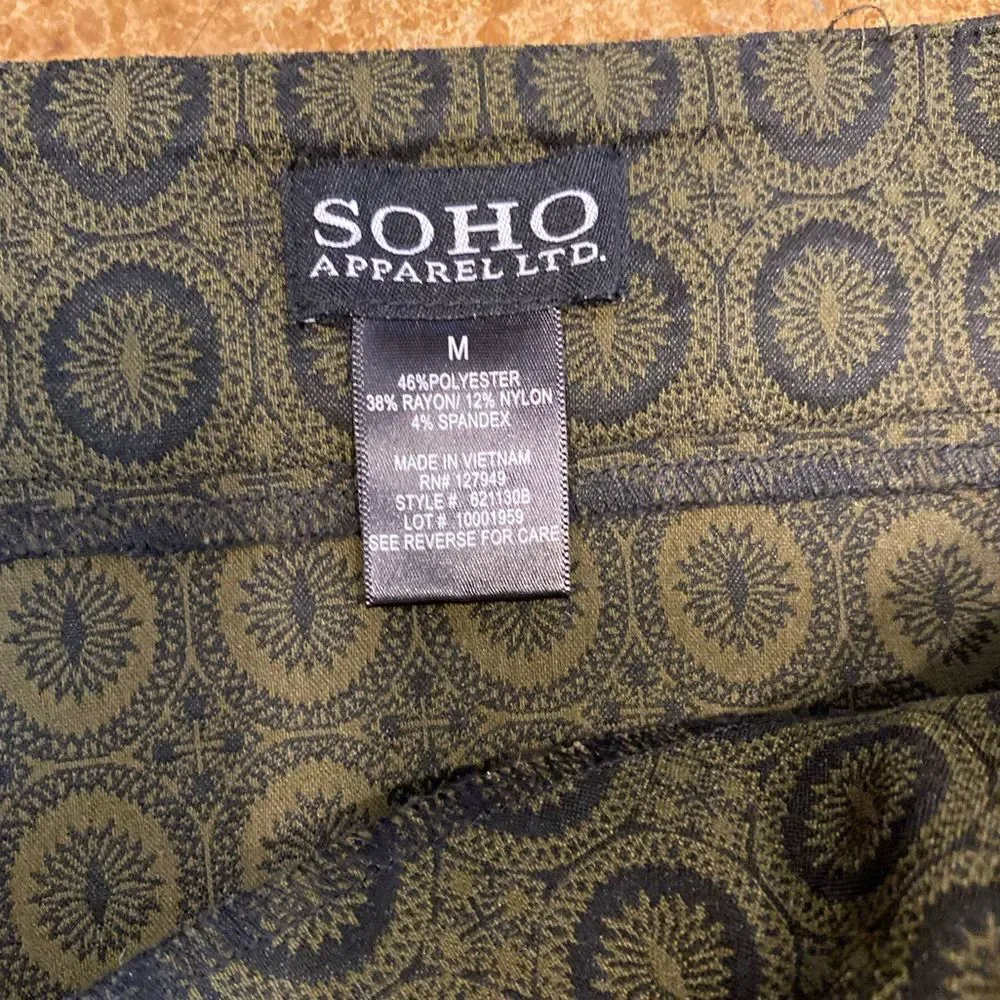 SOHO Apparel Ltd. Black and olive‎ medallion pull on stretch pencil skirt